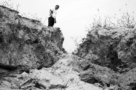 河南新建黄河大坝现83处大坑沟壑(图)