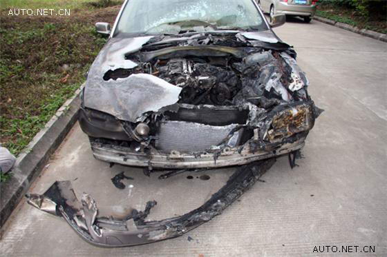 进口宝马730行驶中自燃 <wbr>车主4s店前拉横幅维权 天涯汽车网 进口宝马730自燃 店前拉横幅 车主讨说法