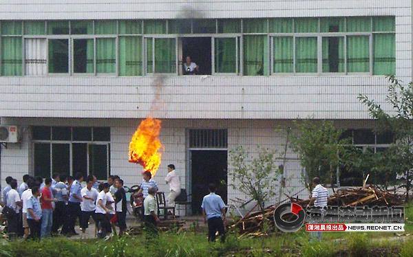 江西抚州强拆钉子户爆发冲突 3人自焚重伤(图)(3)