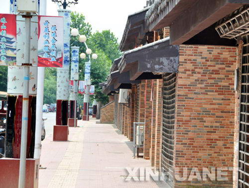 ���ѽ��ɵľ������г��з����̣�һ���������׸ߵĲʴ�·�Ƶ��������źӵ�һ���Ų��ã�������Ŀ��ͼƬ��Դ���»���