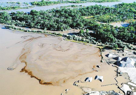 在蒙大拿州,原油流入黄石河。