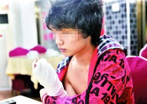 男子钱不够伤口缝好后被拆线续:主治医生停职